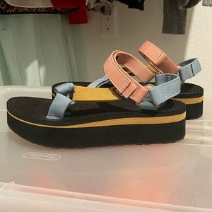 Like new colorful Teva Flatform Universal shoes